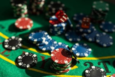 Live Baccarat table on slotnesia77 with dealer and cards