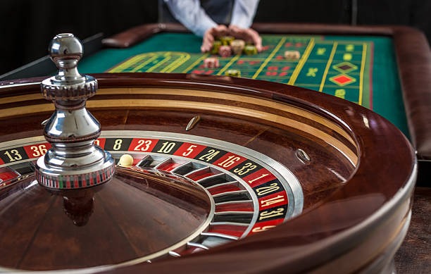 slotnesia77 live Baccarat table with multiple players and chat interface